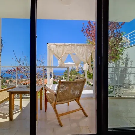 Highclere And (adults Only) 파랄리아