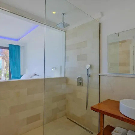 Highclere And (adults Only) 파랄리아