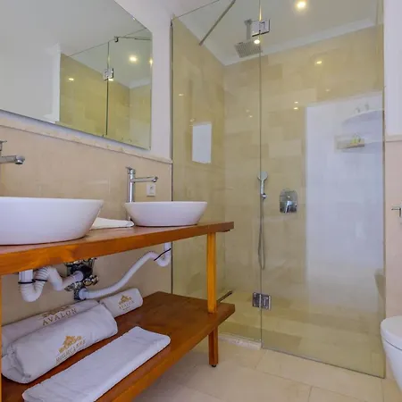 Highclere And (adults Only) 파랄리아